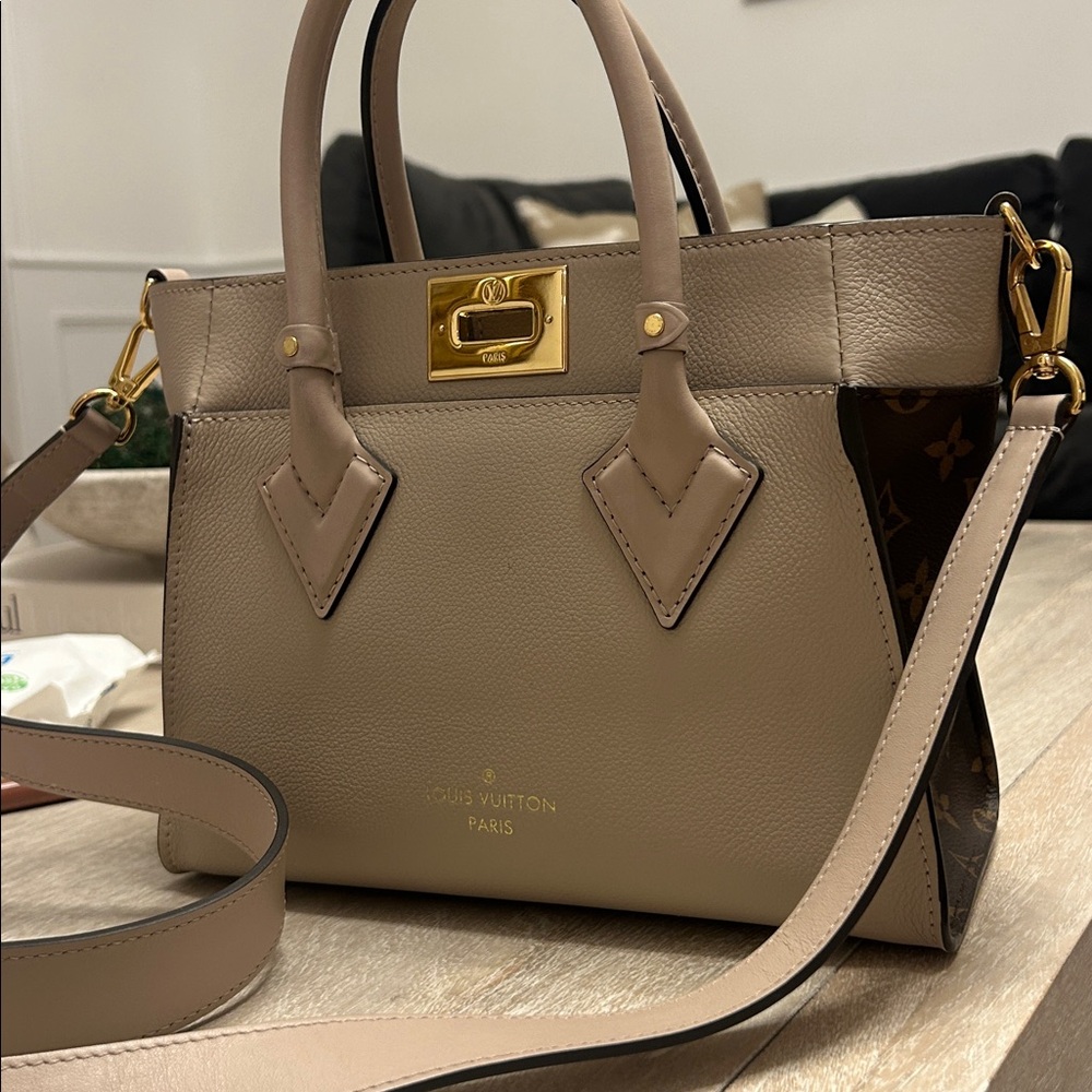 Louis Vuitton On my Side PM Greige - Picture 12 of 13